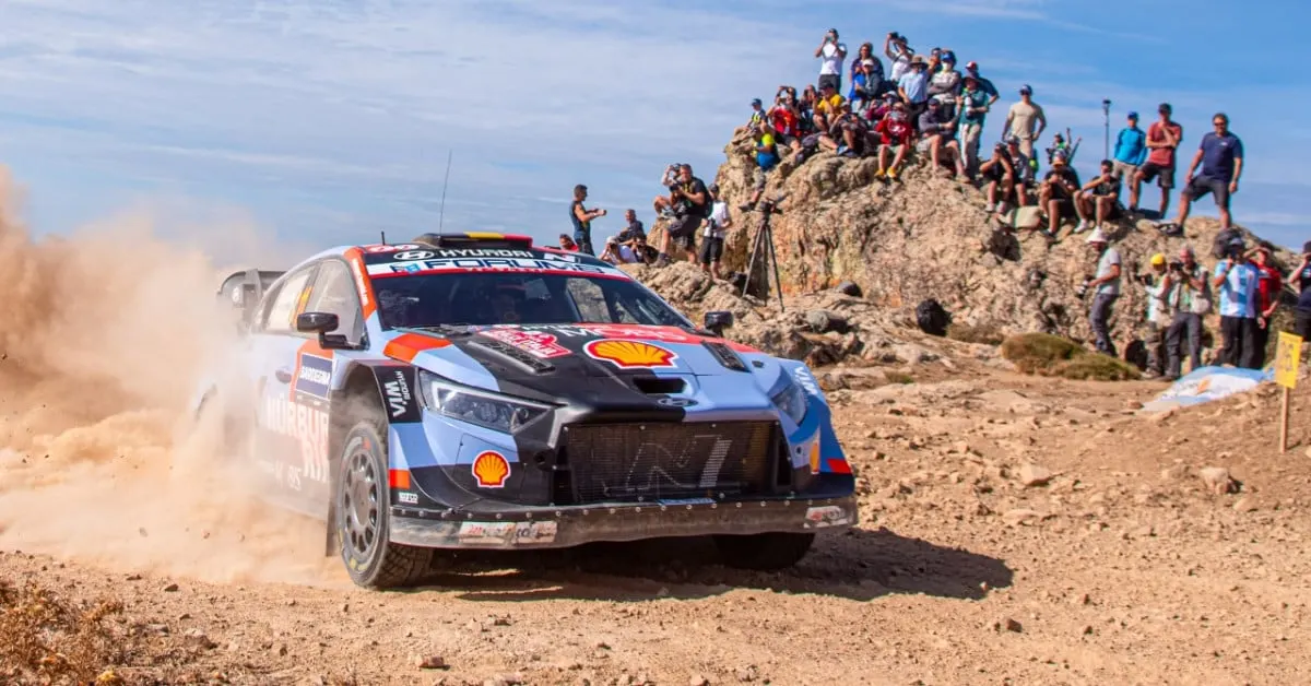 Thierry Neuville prend la tête en Sardaigne pour Hyundai