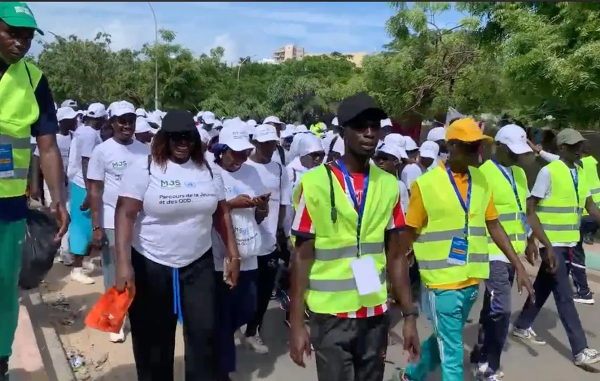 Des jeunes de Dakar participent à une marche sportive avant Dakar 2026