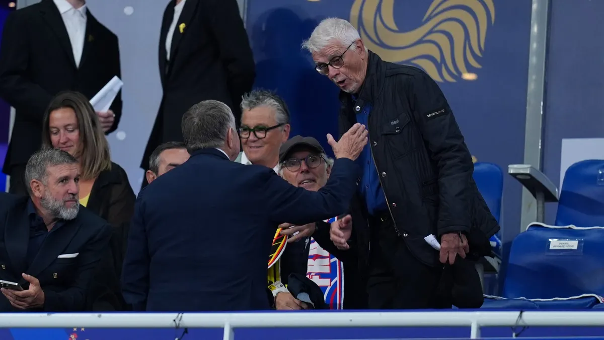 Zinedine Zidane reunites with Aime Jacquet after France win