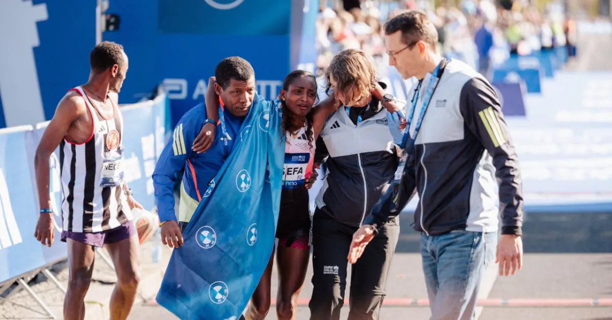 Tigst Assefa remporte le Marathon de Berlin malgré une rupture du tendon d’Achille