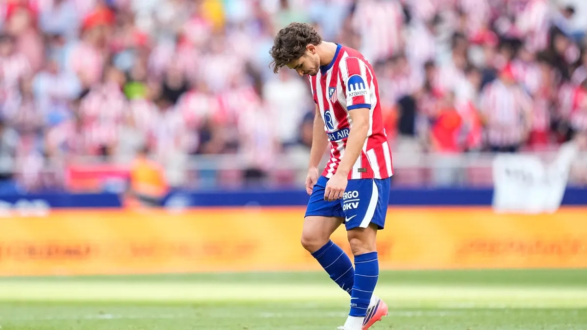 Julián Alvarez kept from Atlético fans after jeers