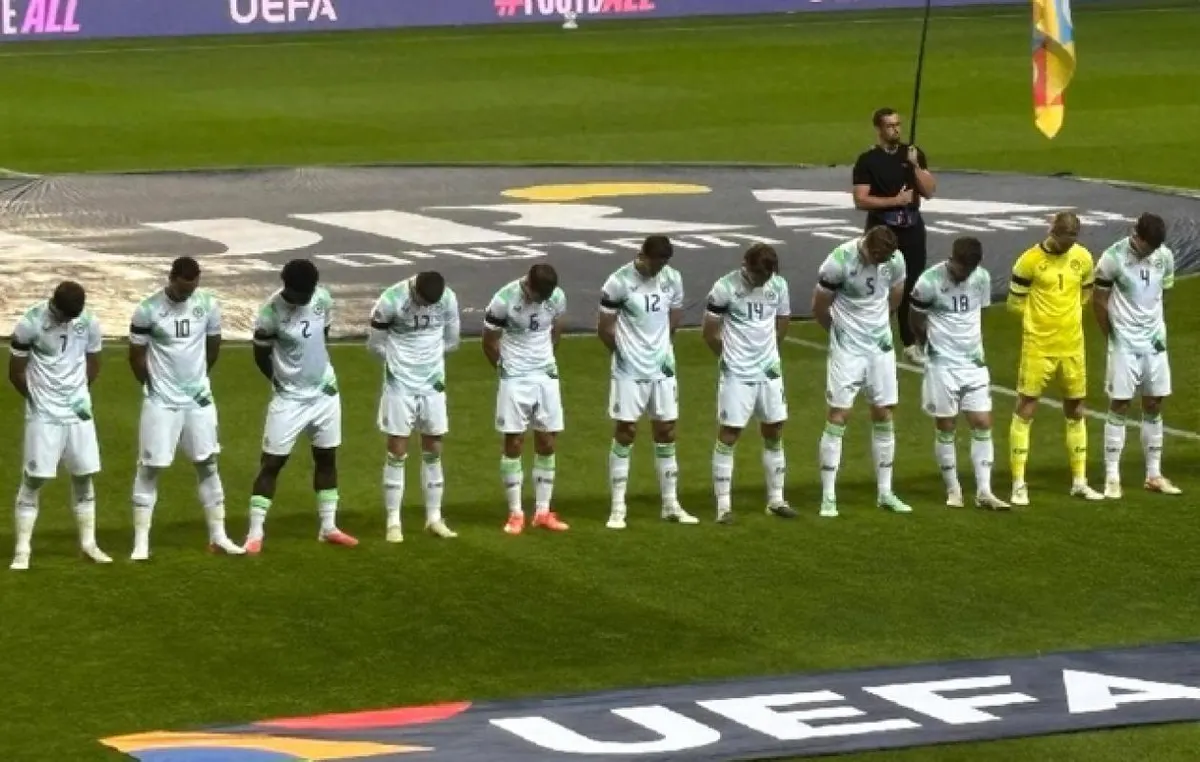 Les joueurs irlandais baissent la tête pendant l’hymne israélien